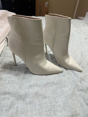 Via Spiga Cream Pointed-Toe Stiletto Ankle Boots